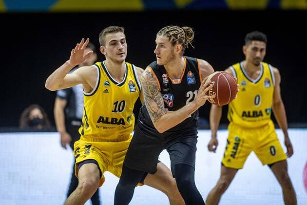 Basketball Berlin 01.06.2021 1. Bundesliga easyCredit BBL Saison 2020 2021 Playoffs Halbfinale Spiel 2 Alba Berlin - ratiopharm Ulm Dylan Osetkowski (Ulm, No.21) Tim Schneider (Alba Berlin, No.10)