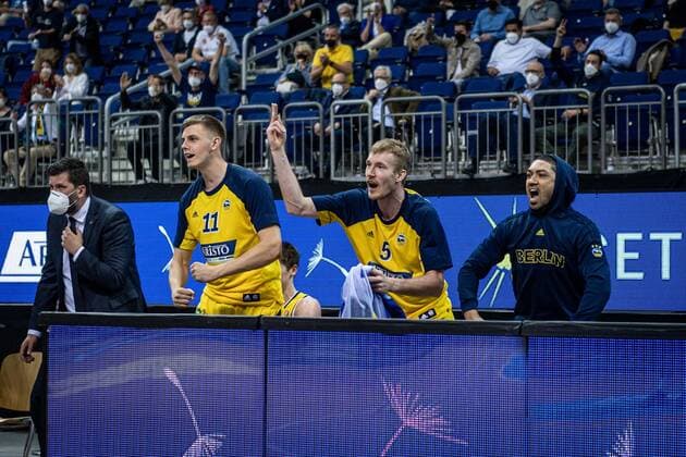 Basketball Berlin 01.06.2021 1. Bundesliga easyCredit BBL Saison 2020 2021 Playoffs Halbfinale Spiel 2 Alba Berlin - ratiopharm Ulm Jubel Alba Lorenz Brenneke (Alba Berlin, No.11) Niels Giffey (Alba Berlin, No.05) Peyton Siva (Alba Berlin, No.03)