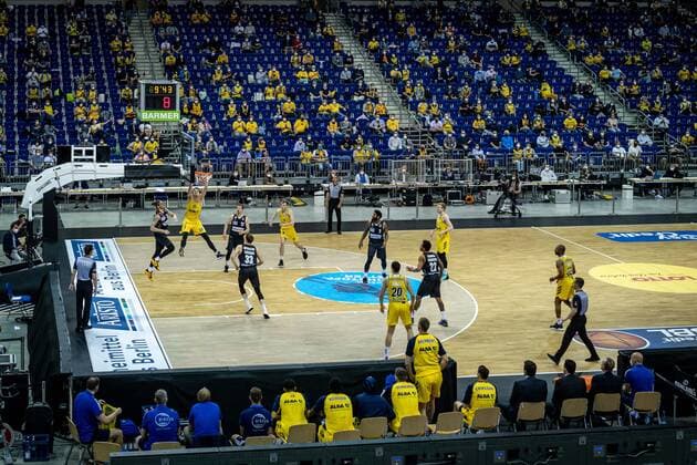Basketball Berlin 01.06.2021 1. Bundesliga easyCredit BBL Saison 2020 2021 Playoffs Halbfinale Spiel 2 Alba Berlin - ratiopharm Ulm Modellversuch 1000 Zuschauer sind in der Mercedes Benz Arena zugelassen Ben Lammers (Alba Berlin, No.50) Dunk