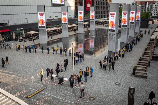 Basketball Berlin 01.06.2021 1. Bundesliga easyCredit BBL Saison 2020 2021 Playoffs Halbfinale Spiel 2 Alba Berlin - ratiopharm Ulm Modellversuch 1000 Zuschauer sind in der Mercedes Benz Arena zugelassen Strenge Einlasskontrollen und Kontaktverfolgung mittels Corona App sind Pflicht