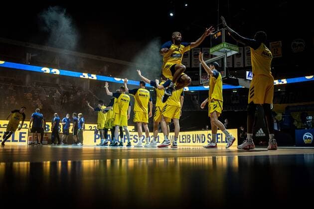 Basketball Berlin 01.06.2021 1. Bundesliga easyCredit BBL Saison 2020 2021 Playoffs Halbfinale Spiel 2 Alba Berlin - ratiopharm Ulm Jayson Granger (Alba Berlin, No.33) Simone Fontecchio (Alba Berlin, No.20) Christ Koumadje (Alba Berlin, No.21) re.