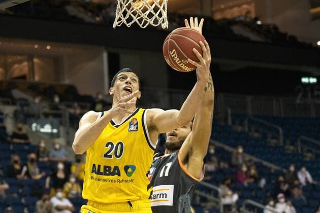 v.l. Simone Fontecchio - Alba 20, Isaiah Wilkins - Ulm 11, 01.06.2021, BBL, Alba Berlin vs Ratiopharm Ulm - Spiel 2 Halbfinale, in der Mercedes Benz Arena, GER, Berlin, 01.06.2021, BBL, HF, Alba vs Ratiopharm Ulm Berlin Copyright: xUwexKoch Eibner-Pressefotox EP_UKH