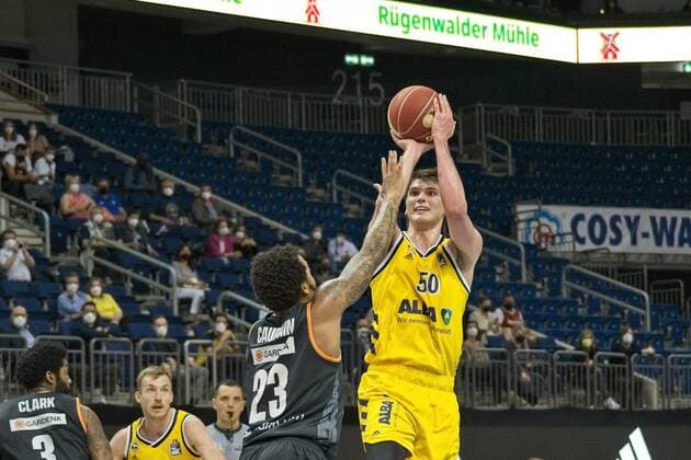 v.l. Troy Caupain - Ulm 23, Ben Lammers - Alba 50, 01.06.2021, BBL, Alba Berlin vs Ratiopharm Ulm - Spiel 2 Halbfinale, in der Mercedes Benz Arena, GER, Berlin, 01.06.2021, BBL, HF, Alba vs Ratiopharm Ulm Berlin Copyright: xUwexKoch Eibner-Pressefotox EP_UKH