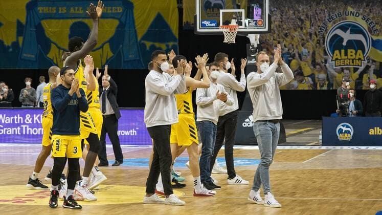 Alba gewinnt Spiel 2 und applaudiert den Fans - 01.06.2021, BBL, Alba Berlin vs Ratiopharm Ulm - Spiel 2 Halbfinale, in der Mercedes Benz Arena, GER, Berlin, 01.06.2021, BBL, HF, Alba vs Ratiopharm Ulm Berlin Copyright: xUwexKoch Eibner-Pressefotox EP_UKH