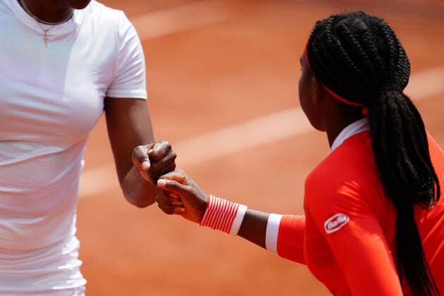 Mandatory Credit: Photo by Javier Garcia BPI Shutterstock (12000887cc) Coco Gauff and Venus Williams fist bump French Open Tennis, Day Four, Roland Garros, Paris, France - 02 Jun 2021 French Open Tennis, Day Four, Roland Garros, Paris, France - 02 Jun 2021  Copyright: xJavierxGarcia BPI Shutterstockx 12000887cc