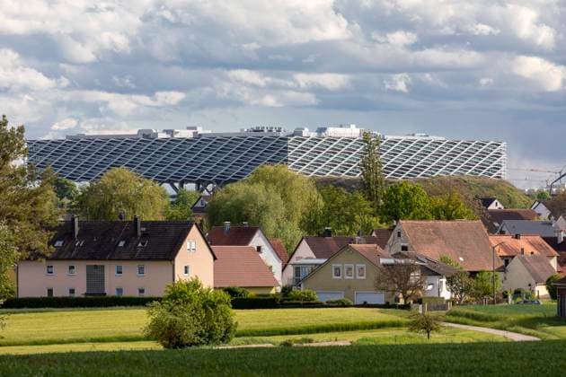 Die modernen Gebäude des adidas Campus Die Firmenzentrale von adidas ist ein eigener Stadtteil der mittelfränkischen Stadt Herzogenaurach mit markanten und innovativen Gebäuden Herzogenaurach Bayern Deutschland