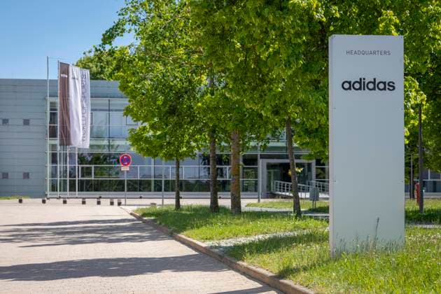 Reportage zur Euro2020: Der adidas Campus mit seiner modernen und vielfach ausgezeichneten Architektur Die Firmenzentrale von adidas ist ein eigener Stadtteil der mittelfränkischen Stadt Herzogenaurach, hier der Haupteingang Herzogenaurach Bayern Deutschland