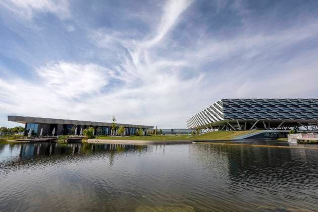 Reportage zur Euro2020: Der adidas Campus mit seiner modernen und vielfach ausgezeichneten Architektur Der künstliche See im süd-östlichen Teil des Campus Herzogenaurach Bayern Deutschland
