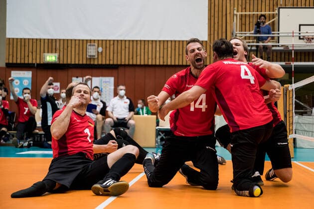 Bilder des Jahres 2021, Sport 06 Juni Sport Themen der Woche KW22 Sport Bilder des Tages WORLD ParaVolley Men’s Final Qualifier Tokyo 2020 Paralympic Games: Kasachstan - Deutschland; 02.06.2021 Torben Schiewe (Deutschland, 14), Heiko Wiesenthal (Deutschland, 4) und Stefan Haehnlein (Deutschland, 5) jubeln WORLD ParaVolley Men’s Final Qualifier Tokyo 2020 Paralympic Games: Kasachstan - Deutschland; Duisburg Sportschule Wedau *** WORLD ParaVolley Mens Final Qualifier Tokyo 2020 Paralympic Games Kazakhstan Germany 02 06 2021 Torben Schiewe Germany, 14 , Heiko Wiesenthal Germany, 4 and Stefan Haehnlein Germany, 5 cheer WORLD ParaVolley Mens Final Qualifier Tokyo 2020 Paralympic Games Kazakhstan Germany Duisburg Sportschule Wedau Copyright: xBEAUTIFULxSPORTS Wunderlx
