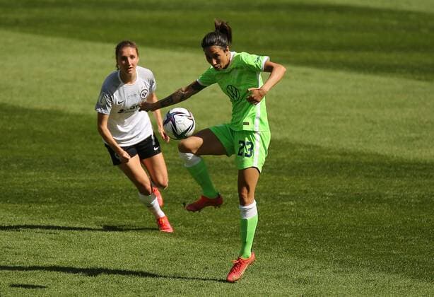 30.05.2021, xcex, GER, Koeln, RheinEnergie Stadion, Fussball, Frauenfussball, Flyeralarm Frauen-Bundesliga, DFB Pokal Frauen Saison 2020 2021, Finale, SGE, VfL, DFB-Pokalfinale Eintracht Frankfurt - VfL Wolfsburg, Sara Doorsoun (VfL) vor Lara Prasnikar (SGE) DFL regulations prohibit any use of photographs as image sequences and or quasi-video