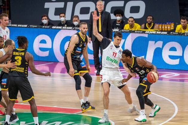 Vladimir Lucic 11 (FC Bayern), Yorman Polas Bartolo 13 (MHP Riesen Ludwigsburg), FC Bayern Basketball vs. MHP Riesen Ludwigsburg BBL Playoffs, Halbfinale, 02.06.2021 Muenchen Bayern Deutschland