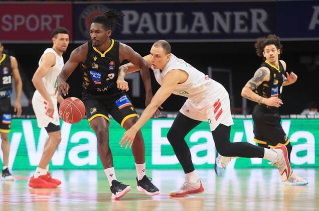 02.06.2021, BBL, FC Bayern Basket vs Ludwigsburg, Audi Dome, Muenchen , im Bild: Jalen Smith (Ludwigsburg Riesen) vs Robin Amaize (FCB Basketball)