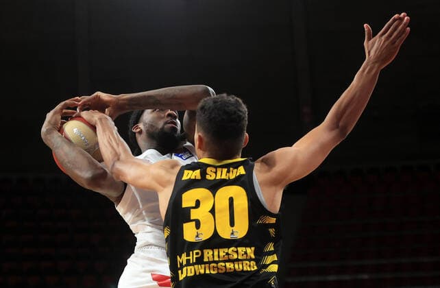 02.06.2021, BBL, FC Bayern Basket vs Ludwigsburg, Audi Dome, Muenchen , im Bild: Jalen Reynolds (FCB Basketball) vs Oscar da Silva (Ludwigsburg Riesen)