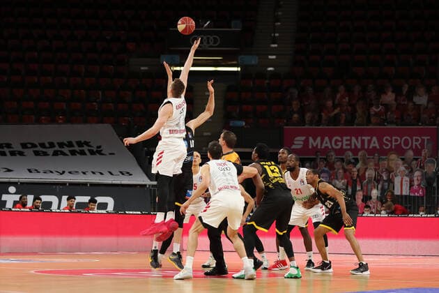 Tip-Off der Partie GER, FC Bayern Basketball vs. MHP Riesen Ludwigsburg, Basketball, 1.Bundesliga, Playoffs 2020 2021, Halbfinale Spiel 3, 02.06.2021, GER, FC Bayern Basketball vs. MHP Riesen Ludwigsburg, Basketball, 1.Bundesliga, Playoffs 2020 2021, Halbfinale Spiel 3, 02.06.2021, Muenchen Copyright: xEIBNER MarcelxEngelbrechtx EP_EER