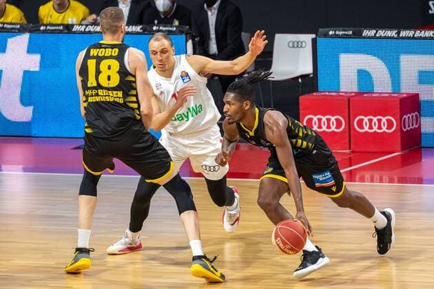 Robin Amaize 15 (FC Bayern), Jaleen Smith 3 (MHP Riesen Ludwigsburg), FC Bayern Basketball vs. MHP Riesen Ludwigsburg BBL Playoffs, Halbfinale, 02.06.2021 Muenchen Bayern Deutschland