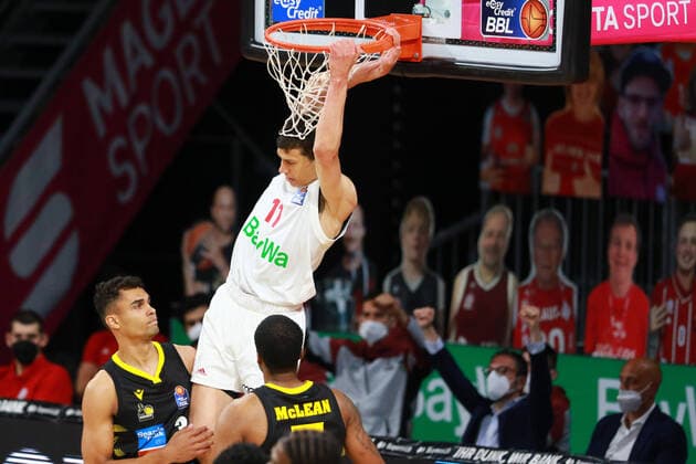 11 Vladimir Lucic (FCBB) weiss trifft per Dunk gegen 3 Jaalen Smith, 7 Jamel McLean (Ludwigsburg) Basketball, 1. Bundesliga, BBL, Playoff, Spiel 3, FC Bayern München - MHP Riesen Ludwigsburg im Audi Dome am 02.06.2021 FOTO: Mladen Lackovic LakoPress