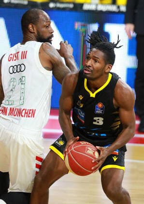 21 James Gist (FCBB) weiss, gegen 3 Jaalen Smith (Ludwigsburg) Basketball, 1. Bundesliga, BBL, Playoff, Spiel 3, FC Bayern München - MHP Riesen Ludwigsburg im Audi Dome am 02.06.2021 FOTO: Mladen Lackovic LakoPress