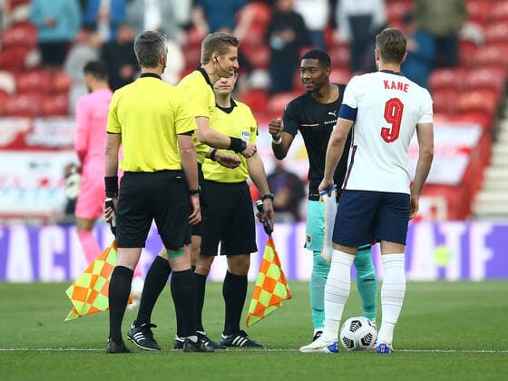 SOCCER - ENG vs AUT, test match MIDDLESBROUGH,ENGLAND,02.JUN.21 - SOCCER - UEFA European Championship, EM, Europameisterschaft preview, OEFB international match, Länderspiel, Nationalmannschaft England vs Austria, friendly match. Image shows the referees, David Alaba (AUT) and Harry Kane (ENG). GEPAxpictures xMichaelxZemanek