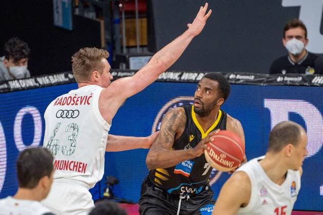 Leon Radosevic 43 (FC Bayern), Jamel McLean 7 (MHP Riesen Ludwigsburg), FC Bayern Basketball vs. MHP Riesen Ludwigsburg BBL Playoffs, Halbfinale, 02.06.2021 Muenchen Bayern Deutschland