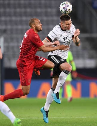 FUSSBALL INTERNATIONAL Testspiel EM 2021 in Innsbruck Deutschland - Daenemark 02.06.2021 Martin Braithwaite (li, Daenemark) gegen Niklas Suele (re, Deutschland) *** FUSSBALL INTERNATIONAL Test match EM 2021 in Innsbruck Germany Denmark 02 06 2021 Martin Braithwaite left, Denmark against Niklas Suele right, Germany