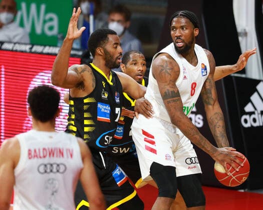 8 Jalen Reynolds (FCBB) weiss, gegen 7 Jamel McLean (Ludwigsburg) Basketball, 1. Bundesliga, BBL, Playoff, Spiel 3, FC Bayern München - MHP Riesen Ludwigsburg im Audi Dome am 02.06.2021 FOTO: Mladen Lackovic LakoPress
