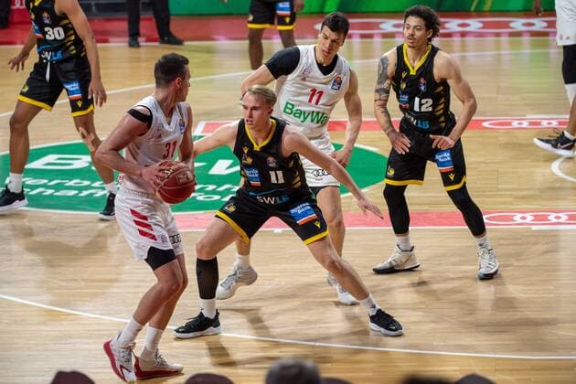 Zan Mark Sisko 31 (FC Bayern), Lukas Herzog 11 (MHP Riesen Ludwigsburg), FC Bayern Basketball vs. MHP Riesen Ludwigsburg BBL Playoffs, Halbfinale, 02.06.2021 Muenchen Bayern Deutschland