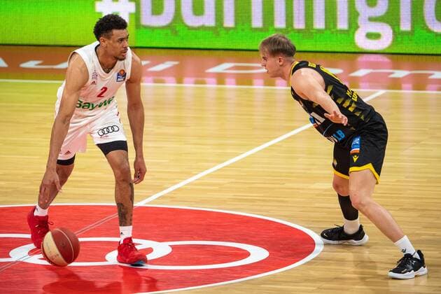 Wade Baldwin 2 (FC Bayern), Lukas Herzog 11 (MHP Riesen Ludwigsburg), FC Bayern Basketball vs. MHP Riesen Ludwigsburg BBL Playoffs, Halbfinale, 02.06.2021 Muenchen Bayern Deutschland