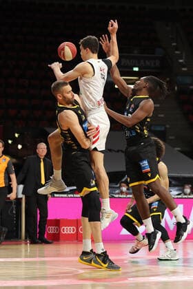 Jonas Wohlfahrth-Bottermann (Ludwigsburg) blockt Vladimir Lucic (Muenchen) GER, FC Bayern Basketball vs. MHP Riesen Ludwigsburg, Basketball, 1.Bundesliga, Playoffs 2020 2021, Halbfinale Spiel 3, 02.06.2021, GER, FC Bayern Basketball vs. MHP Riesen Ludwigsburg, Basketball, 1.Bundesliga, Playoffs 2020 2021, Halbfinale Spiel 3, 02.06.2021, Muenchen Copyright: xEIBNER MarcelxEngelbrechtx EP_EER