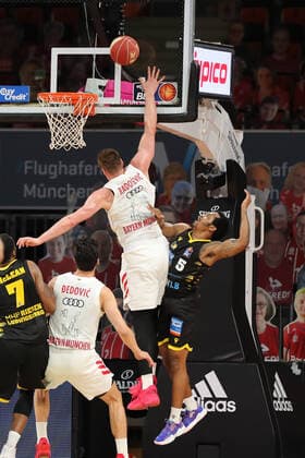 Leon Radosevic (Muenchen) versucht Barry Brown Jr. (Ludwigsburg) zu blocken GER, FC Bayern Basketball vs. MHP Riesen Ludwigsburg, Basketball, 1.Bundesliga, Playoffs 2020 2021, Halbfinale Spiel 3, 02.06.2021, GER, FC Bayern Basketball vs. MHP Riesen Ludwigsburg, Basketball, 1.Bundesliga, Playoffs 2020 2021, Halbfinale Spiel 3, 02.06.2021, Muenchen Copyright: xEIBNER MarcelxEngelbrechtx EP_EER