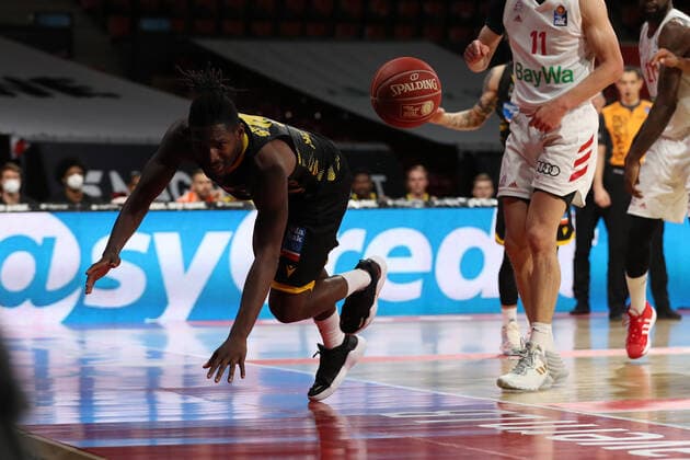 Jaleen Smith (Ludwigsburg) versucht den Ball zu retten GER, FC Bayern Basketball vs. MHP Riesen Ludwigsburg, Basketball, 1.Bundesliga, Playoffs 2020 2021, Halbfinale Spiel 3, 02.06.2021, GER, FC Bayern Basketball vs. MHP Riesen Ludwigsburg, Basketball, 1.Bundesliga, Playoffs 2020 2021, Halbfinale Spiel 3, 02.06.2021, Muenchen Copyright: xEIBNER MarcelxEngelbrechtx EP_EER