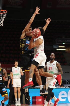 Oscar da Silva (Ludwigsburg) blockt Wade Baldwin IV (Muenchen) GER, FC Bayern Basketball vs. MHP Riesen Ludwigsburg, Basketball, 1.Bundesliga, Playoffs 2020 2021, Halbfinale Spiel 3, 02.06.2021, GER, FC Bayern Basketball vs. MHP Riesen Ludwigsburg, Basketball, 1.Bundesliga, Playoffs 2020 2021, Halbfinale Spiel 3, 02.06.2021, Muenchen Copyright: xEIBNER MarcelxEngelbrechtx EP_EER