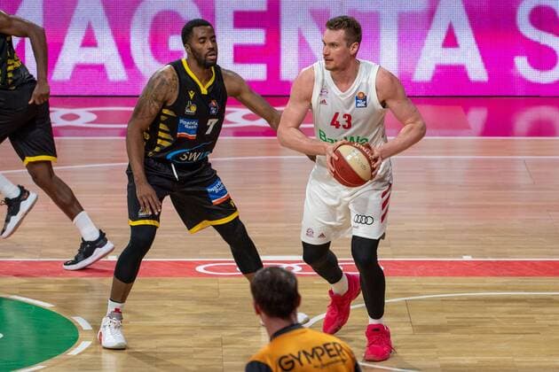 Jamel McLean 7 (MHP Riesen Ludwigsburg), Leon Radosevic 43 (FC Bayern), FC Bayern Basketball vs. MHP Riesen Ludwigsburg BBL Playoffs, Halbfinale, 02.06.2021 Muenchen Bayern Deutschland