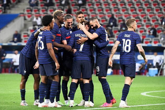 JOIE - FAIR PLAY - 19 KARIM BENZEMA (FRA) FOOTBALL : France vs Pays de Galles - Match Amical - Preparation UEFA EURO, EM, Europameisterschaft,Fussball 2020 - 02 06 2021 AnthonyBIBARD FEP Panoramic 