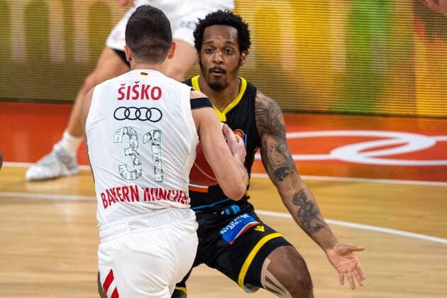 Zan Mark Sisko 31 (FC Bayern), Barry Brown Jr. 5 (MHP Riesen Ludwigsburg), FC Bayern Basketball vs. MHP Riesen Ludwigsburg BBL Playoffs, Halbfinale, 02.06.2021 Muenchen Bayern Deutschland