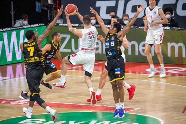 Jamel McLean 7 (MHP Riesen Ludwigsburg), Zan Mark Sisko 31 (FC Bayern), Barry Brown Jr. 5 (MHP Riesen Ludwigsburg), FC Bayern Basketball vs. MHP Riesen Ludwigsburg BBL Playoffs, Halbfinale, 02.06.2021 Muenchen Bayern Deutschland