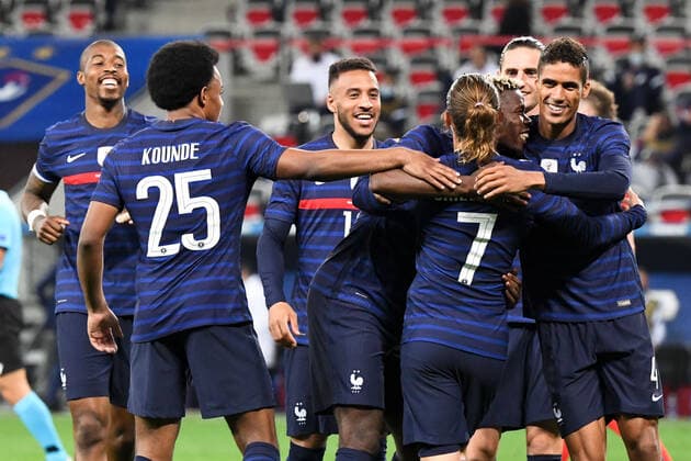 JOIE - FAIR PLAY - 04 RAPHAEL VARANE (FRA) - 12 CORENTIN TOLISSO (FRA) FOOTBALL : France vs Pays de Galles - Match Amical - Preparation UEFA EURO, EM, Europameisterschaft,Fussball 2020 - 02 06 2021 AnthonyBIBARD FEP Panoramic 
