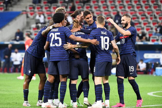 JOIE - FAIR PLAY - 04 RAPHAEL VARANE (FRA) - 19 KARIM BENZEMA (FRA) FOOTBALL : France vs Pays de Galles - Match Amical - Preparation UEFA EURO, EM, Europameisterschaft,Fussball 2020 - 02 06 2021 AnthonyBIBARD FEP Panoramic 