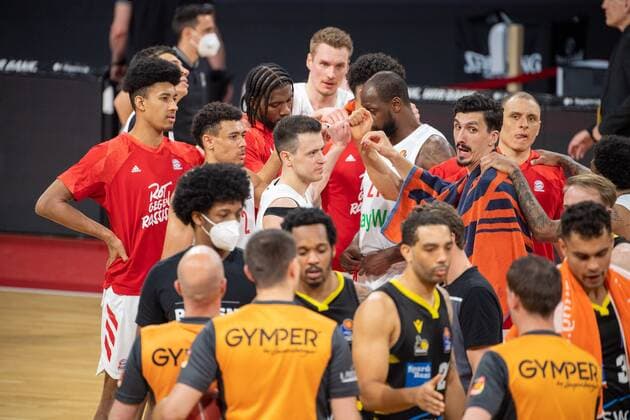 FC Bayern feiert den heutigen Sieg, FC Bayern Basketball vs. MHP Riesen Ludwigsburg BBL Playoffs, Halbfinale, 02.06.2021 Muenchen Bayern Deutschland