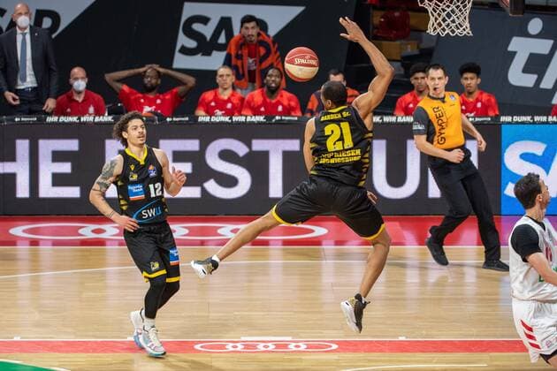 Jonah Radebaugh 12 (MHP Riesen Ludwigsburg), Tremmell Darden 21 (MHP Riesen Ludwigsburg), FC Bayern Basketball vs. MHP Riesen Ludwigsburg BBL Playoffs, Halbfinale, 02.06.2021 Muenchen Bayern Deutschland
