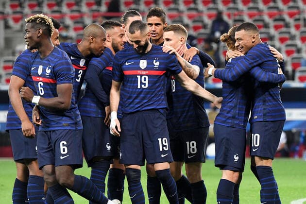 JOIE - FAIR PLAY - 19 KARIM BENZEMA (FRA) - 10 KYLIAN MBAPPE (FRA) FOOTBALL : France vs Pays de Galles - Match Amical - Preparation UEFA EURO, EM, Europameisterschaft,Fussball 2020 - 02 06 2021 AnthonyBIBARD FEP Panoramic 