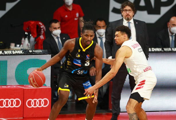 2 Wade Baldwin (FCBB) weiss gegen 3 Jaalen Smith (Ludwigsburg). Trainer Andrea Trinchieri schaut zu Basketball, 1. Bundesliga, BBL, Playoff, Spiel 3, FC Bayern München - MHP Riesen Ludwigsburg im Audi Dome am 02.06.2021 FOTO: Mladen Lackovic LakoPress