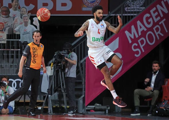 02.06.2021, BBL, FC Bayern Basket vs Ludwigsburg, Audi Dome, Muenchen , im Bild: D.J Seeley (FCB Basketball), Marko Pesic (FCBB) schaut zu