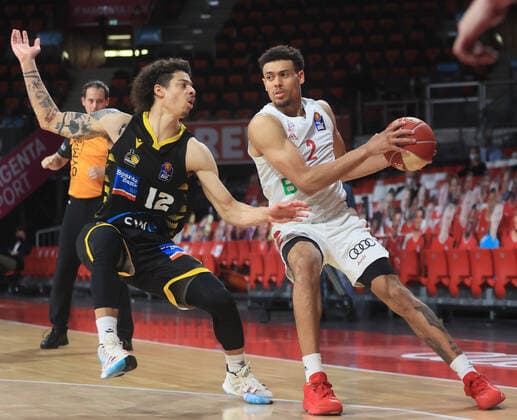 02.06.2021, BBL, FC Bayern Basket vs Ludwigsburg, Audi Dome, Muenchen , im Bild: Jonah Radebaugh (Ludwigsburg Riesen) vs Wade Baldwin (FCB Basketball)