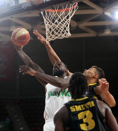 02.06.2021, BBL, FC Bayern Basket vs Ludwigsburg, Audi Dome, Muenchen , im Bild: James Gist (FCB Basketball), Jalen Smith (Ludwigsburg Riesen) und Oscar da Silva (Ludwigsburg Riesen)