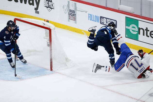 Bilder des Jahres 2021, Sport 06 Juni Sport Themen der Woche KW22 Sport Bilder des Tages June 2, 2021, Winnipeg, mb, Canada: Winnipeg Jets Mark Scheifele (55) hits Montreal Canadiens Jake Evans (71) after he scored an empty net goal during third period NHL, Eishockey Herren, USA Stanley Cup hockey action in Winnipeg, Wednesday, June 2, 2021. Winnipeg Jets vs Montreal Canadiens  - ZUMAc35_ 20210602_zaf_c35_094 Copyright: xJohnxWoodsx