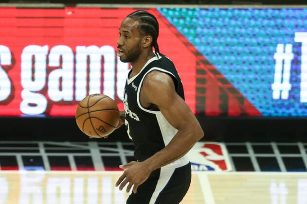 LOS ANGELES, CA - JUNE 02: LA Clippers forward Kawhi Leonard (2) dribbling game 5 of the first round of the NBA, Basketball Herren, USA Western Conference Playoffs between the Dallas Mavericks and the Los Angeles Clippers on June 02, 2021, at Staples Center in Los Angeles, CA. (Photo by Jevone Moore Icon Sportswire) NBA: JUN 02 Western Playoffs First Round - Mavericks at Clippers Icon210602018