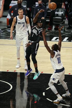 LOS ANGELES, CA - JUNE 02: LA Clippers guard Reggie Jackson (1) dishes a pass overhead game 5 of the first round of the NBA, Basketball Herren, USA Western Conference Playoffs between the Dallas Mavericks and the Los Angeles Clippers on June 02, 2021, at Staples Center in Los Angeles, CA. (Photo by Jevone Moore Icon Sportswire) NBA: JUN 02 Western Playoffs First Round - Mavericks at Clippers Icon210602021