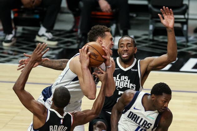 LOS ANGELES, CA - JUNE 02: Dallas Mavericks center Dwight Powell (7) fights for a rebound game 5 of the first round of the NBA, Basketball Herren, USA Western Conference Playoffs between the Dallas Mavericks and the Los Angeles Clippers on June 02, 2021, at Staples Center in Los Angeles, CA. (Photo by Jevone Moore Icon Sportswire) NBA: JUN 02 Western Playoffs First Round - Mavericks at Clippers Icon210602049