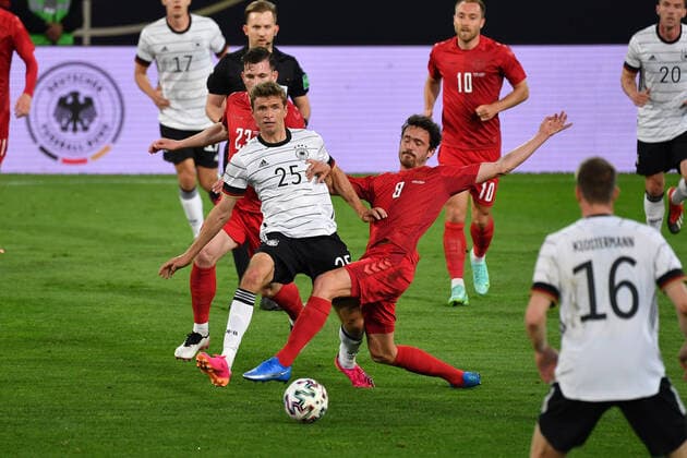 Thomas MUELLER (GER), Aktion,Zweikampf gegen Thomas DELANEY (DEN). Fussball Laenderspiel, Freundschaftsspiel, Deutschland (GER) - Daenemark (DEN) am 02.06.2021 in Innsbruck Tivoli Stadion. *** Thomas MUELLER GER , Action,Tackle against Thomas DELANEY DEN Football match, Friendly match, Germany GER Denmark DEN on 02 06 2021 in Innsbruck Tivoli Stadion