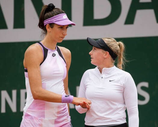 Georgina Garcia Perez Julia Wachaczyk (weisses shirt) Tennis - French Open 2021 - Grand Slam - Roland Garros - Paris - - France - 3 June 2021. Copyright: xJuergenxHasenkopfx